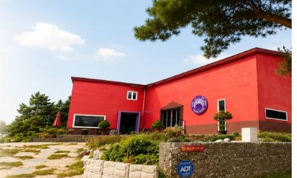 경기 여주 세런디피티78 — 행복한은퇴학교가 열리는 붉은 벽 건물